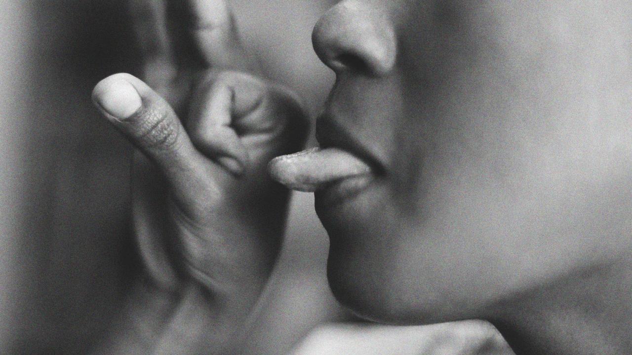 Beso negro: qué es y claves para realizarlo