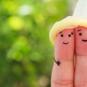 Sexo con condon 300x300 - Sexo con condón: claves para disfrutar sin morir en el intento