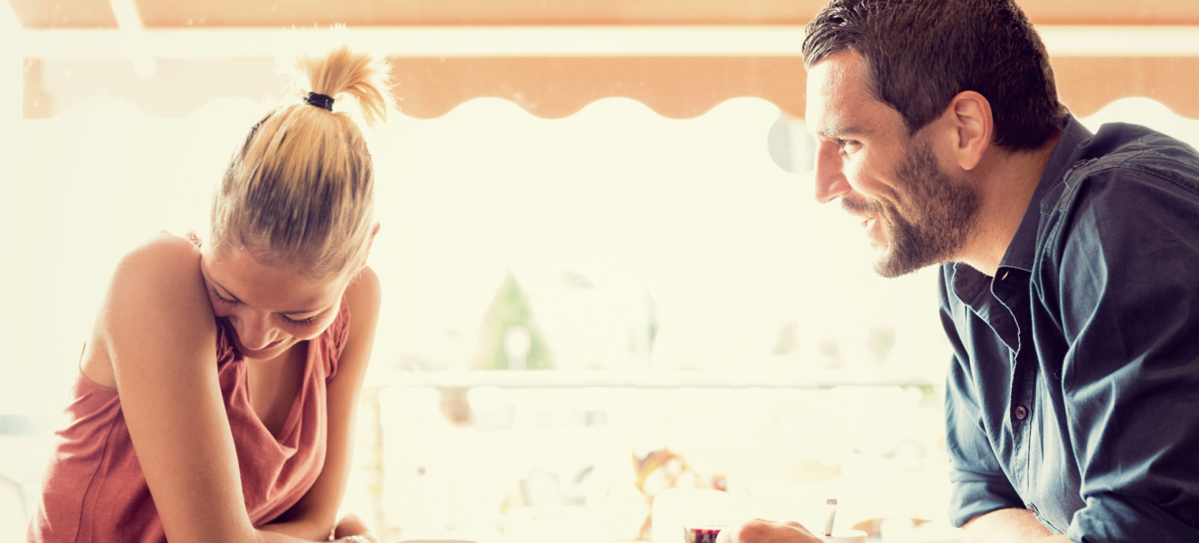 Es acertado dar informacion privada a una escort - It is okay to give private information to an escort.